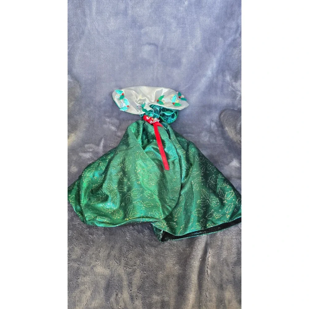 Vintage 1995 Happy Holidays Special Edition Barbie doll greensilver holiday gown
